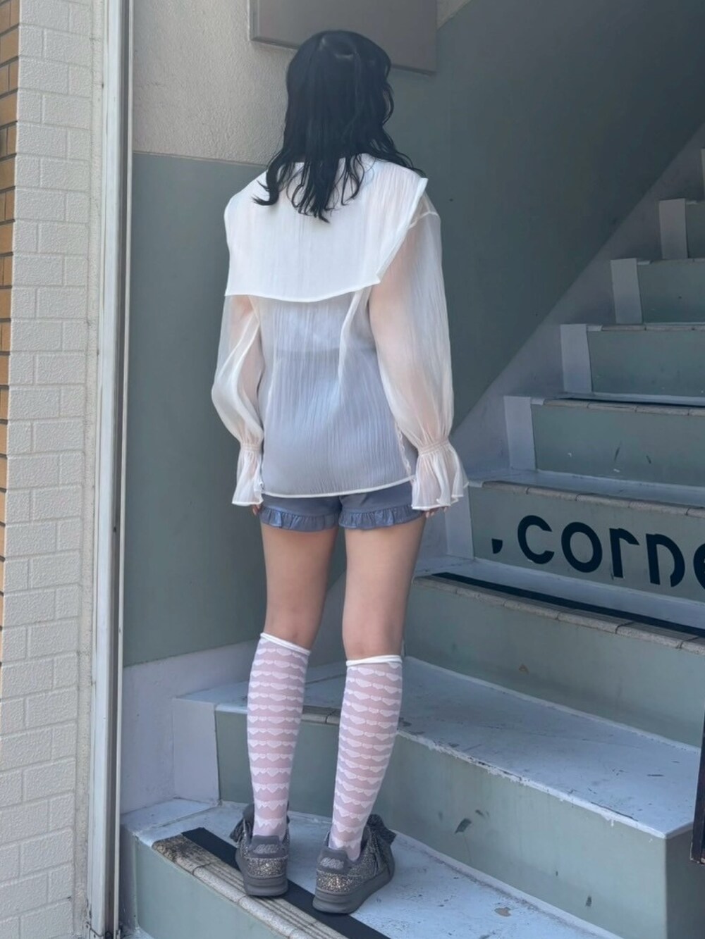 ホワイト系のシャツ/ブラウス、ブルー系のキャミソール、ブルー系のその他パンツを着用したレディースの夏コーディネートの4枚目の写真