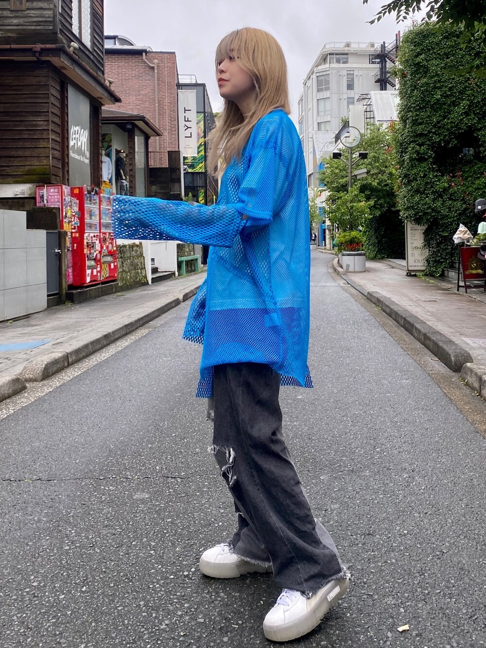 ホワイト系のTシャツ/カットソー、ブルー系のその他トップス、ブラック系のデニムパンツを着用したレディースの夏コーディネートの2枚目の写真