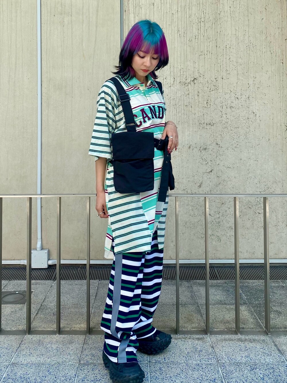 ブルー系のその他パンツ、ブラック系のベスト、グリーン系のワンピースを着用したレディースの夏コーディネートの2枚目の写真