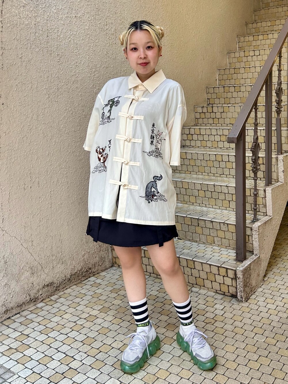 ブラック系のスカート、ブラック系のTシャツ/カットソー、ホワイト系のシャツ/ブラウスを着用したレディースの夏コーディネートの2枚目の写真