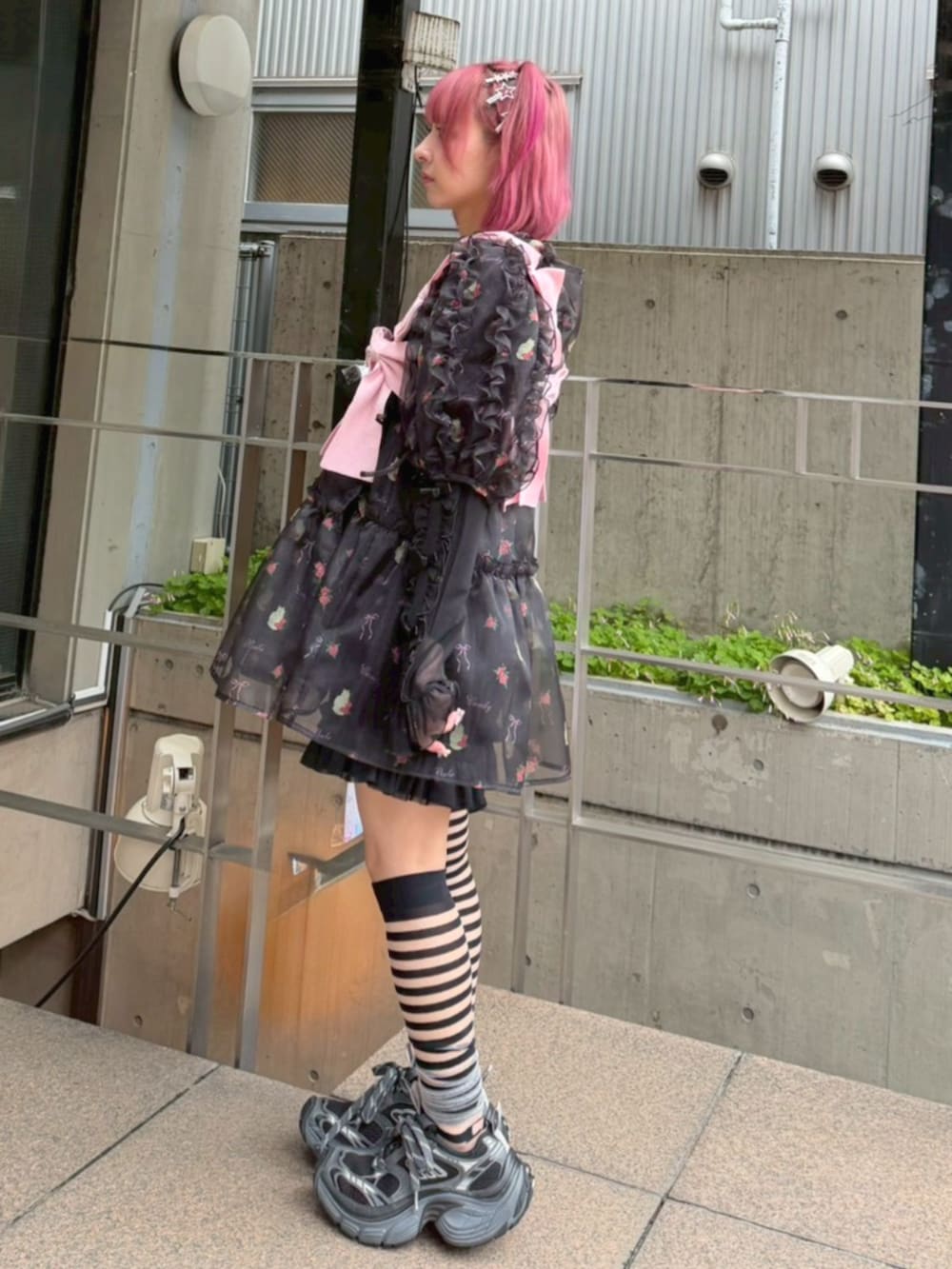 ブラック系のその他トップス、ブラック系のワンピース、ブラック系のその他パンツを着用したレディースの春コーディネートの3枚目の写真