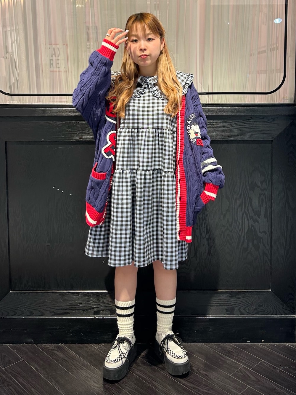 ブルー系のワンピース、ブルー系のカーディガン/ボレロを着用したレディースの冬コーディネートの3枚目の写真