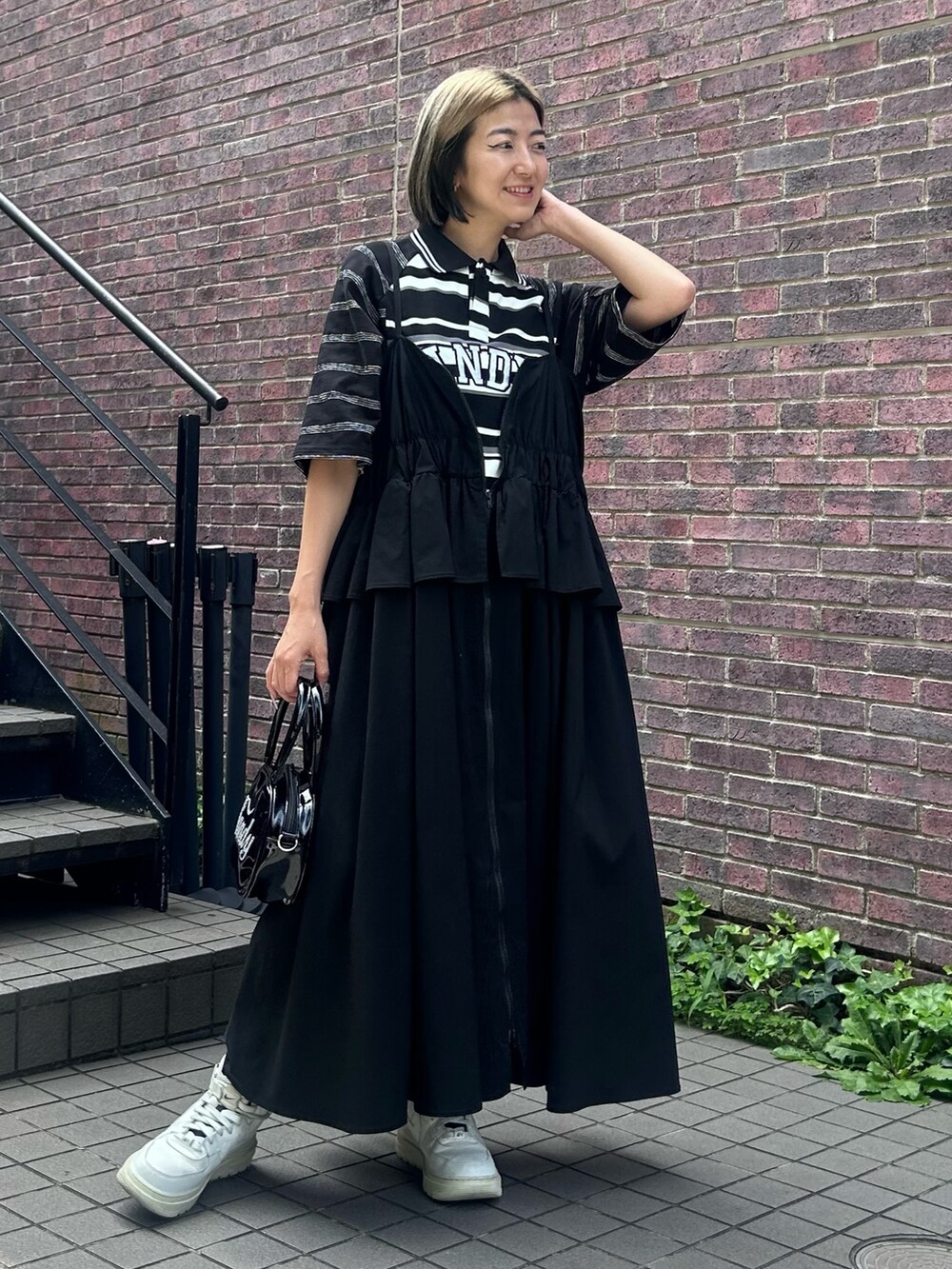 ブラック系のワンピース、ブラック系のワンピース、ブラック系のボストンバッグを着用したレディースの夏コーディネートの2枚目の写真