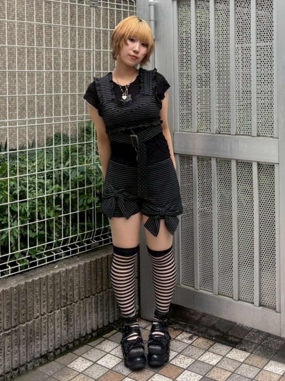 ブラック系のその他パンツ、ブラック系のTシャツ/カットソー、ブラック系のTシャツ/カットソーを着用したレディースの夏コーディネートの2枚目の写真