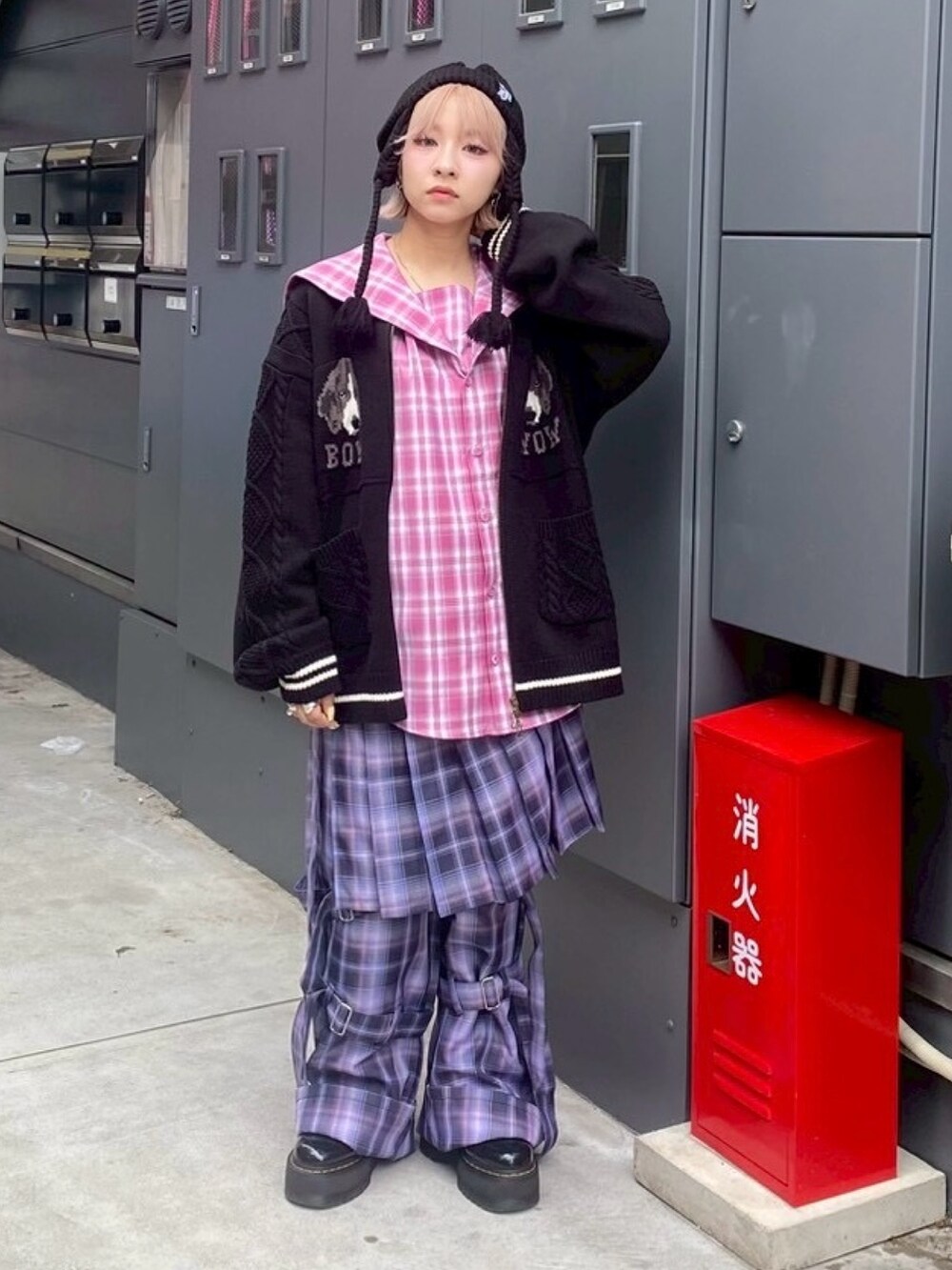 ブラック系のニット/セーター、ピンク系のシャツ/ブラウス、パープル系のその他パンツを着用したレディースの秋コーディネートの2枚目の写真