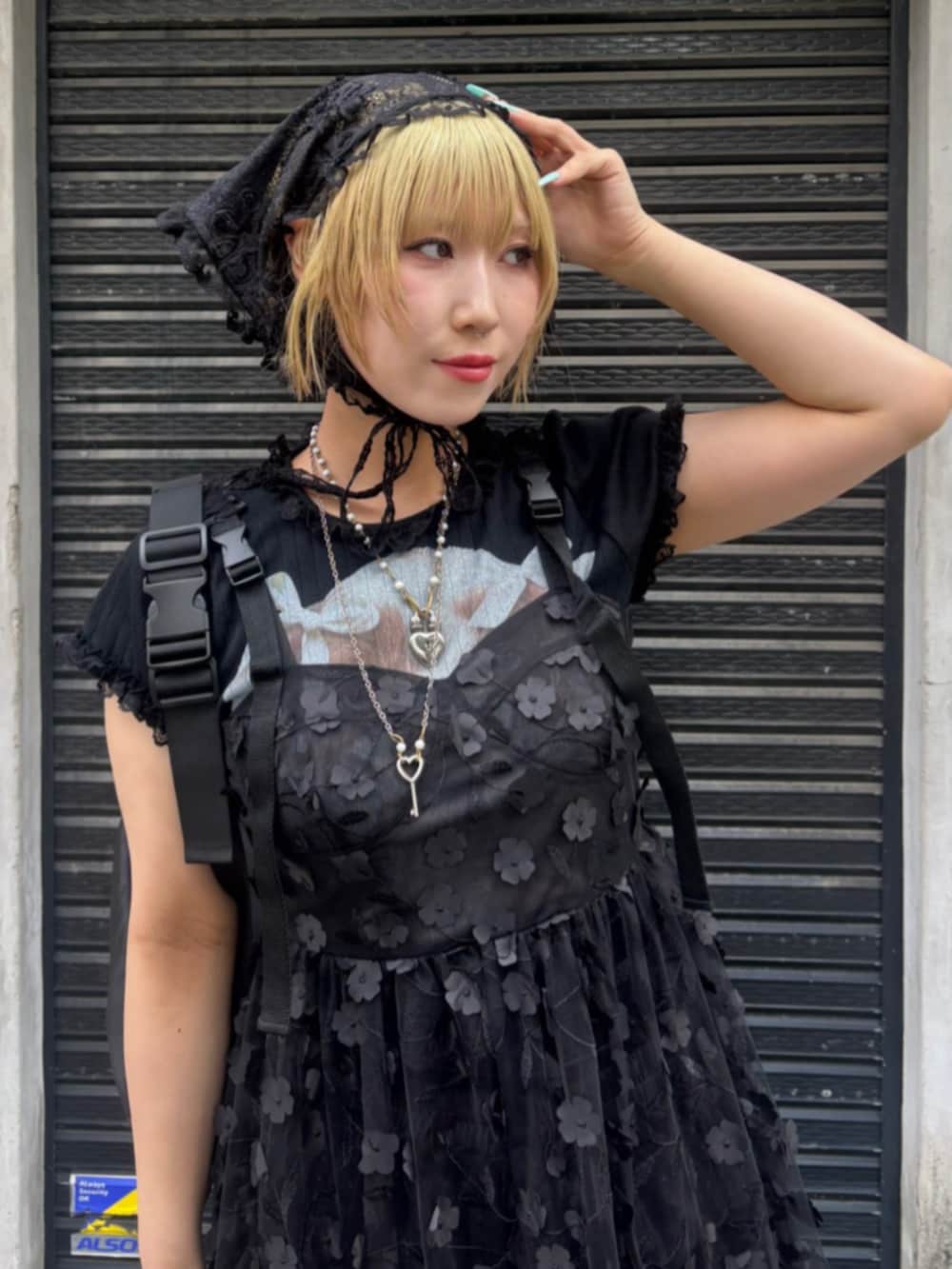 ブラック系のボディバッグ/ウエストポーチ、ブラック系のワンピース、ブラック系のTシャツ/カットソーを着用したレディースの夏コーディネートの4枚目の写真