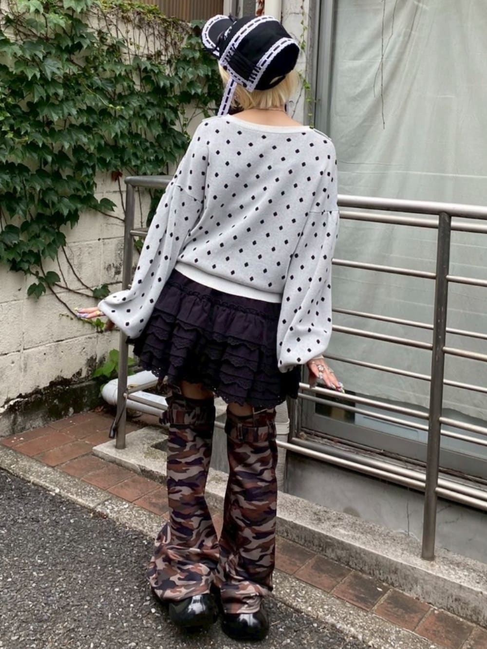 ブラック系のスカート、グリーン系のその他パンツ、ホワイト系のニット/セーターを着用したレディースの秋コーディネートの4枚目の写真