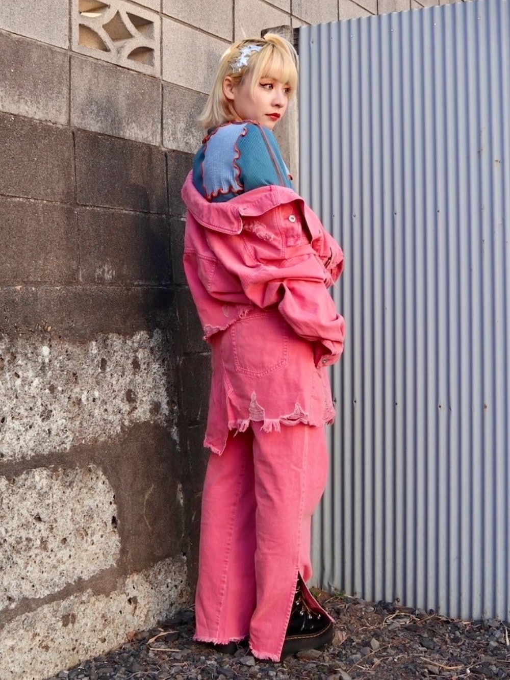 ピンク系のデニムジャケット、ブルー系のその他トップス、ピンク系のその他パンツを着用したレディースの春コーディネートの3枚目の写真