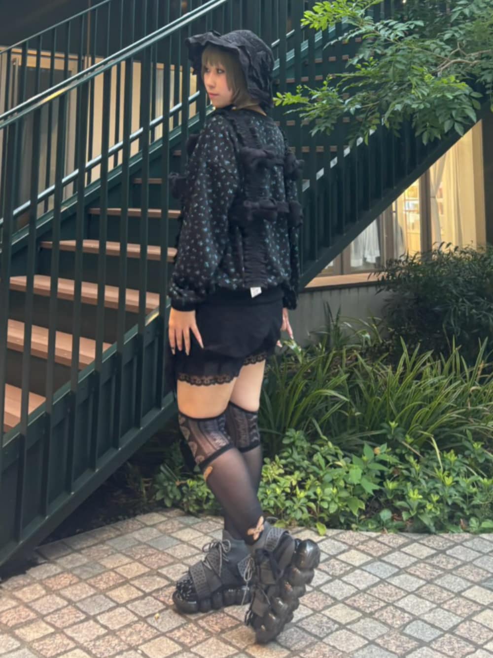 ブラック系のその他パンツ、ブラック系のスウェット、ブラック系のその他トップスを着用したレディースの秋コーディネートの3枚目の写真