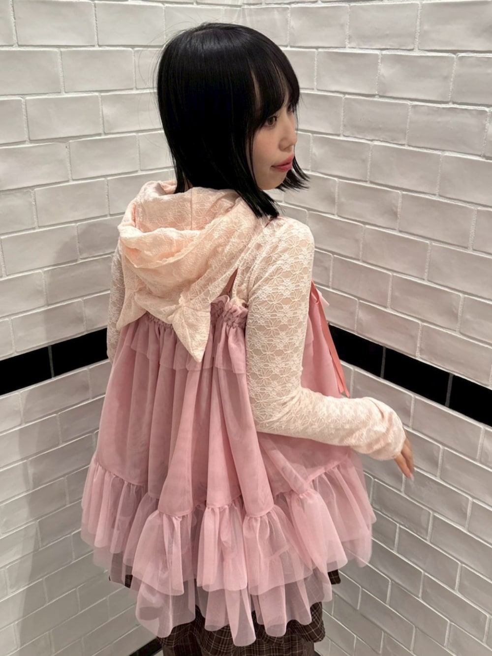 ブラウン系のその他パンツ、ピンク系のその他トップス、ピンク系のその他トップスを着用したレディースの冬コーディネートの4枚目の写真