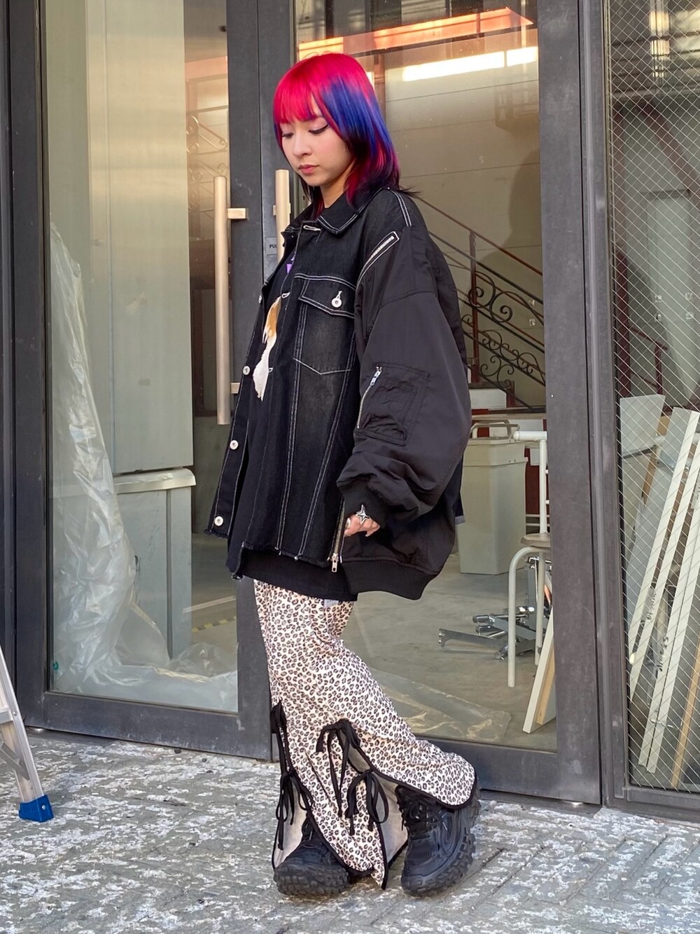 ホワイト系のTシャツ/カットソー、ベージュ系のその他パンツ、ブラック系のデニムジャケットを着用したレディースの冬コーディネートの4枚目の写真