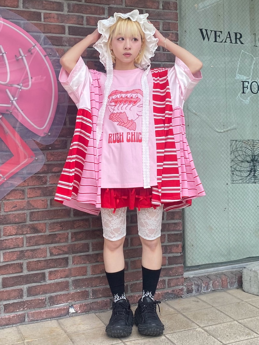 レッド系のその他パンツ、ピンク系のTシャツ/カットソー、ホワイト系のハットを着用したレディースの夏コーディネートの3枚目の写真