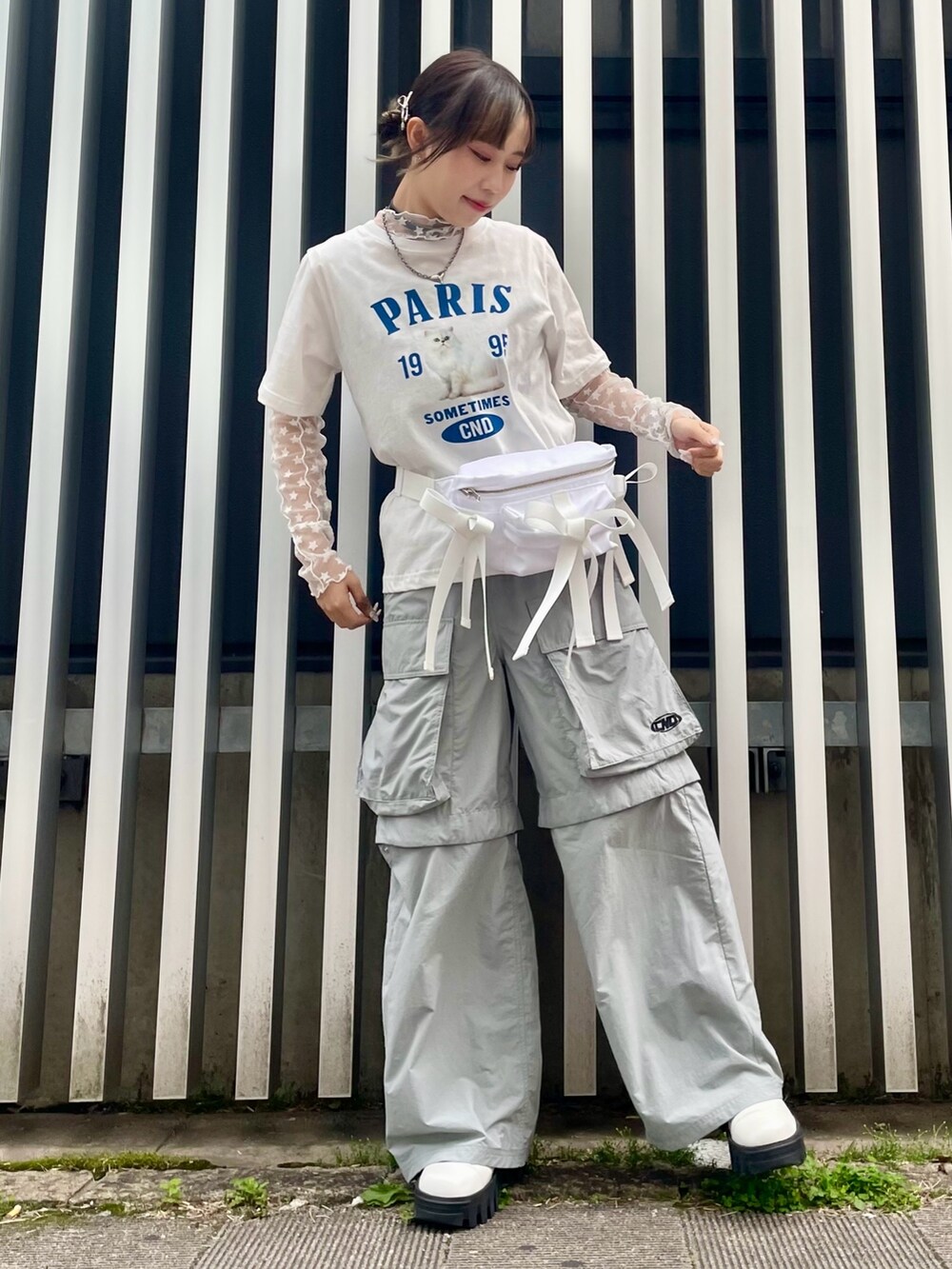 ホワイト系のTシャツ/カットソー、ホワイト系のその他トップス、グレー系のカーゴパンツを着用したレディースの春コーディネートの2枚目の写真