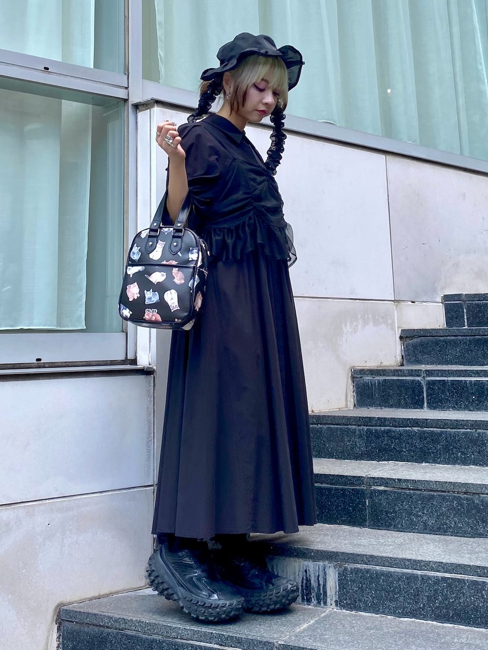 ブラック系のハンドバッグ、ブラック系のワンピース、ブラック系のソックス/靴下を着用したレディースの夏コーディネートの4枚目の写真