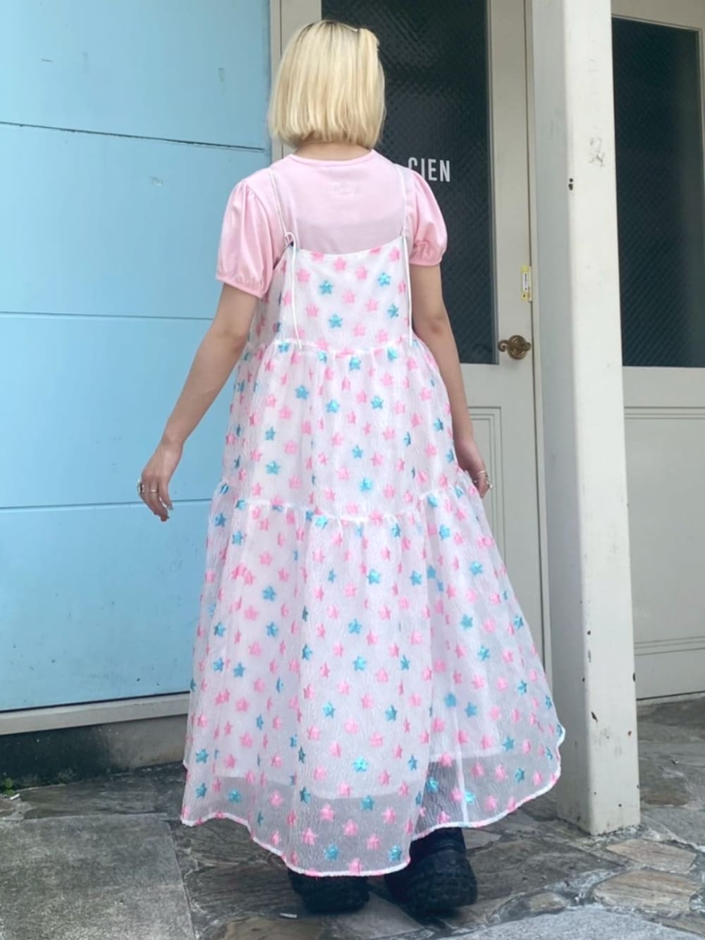 ピンク系のワンピース、ピンク系のTシャツ/カットソーを着用したレディースの夏コーディネートの2枚目の写真