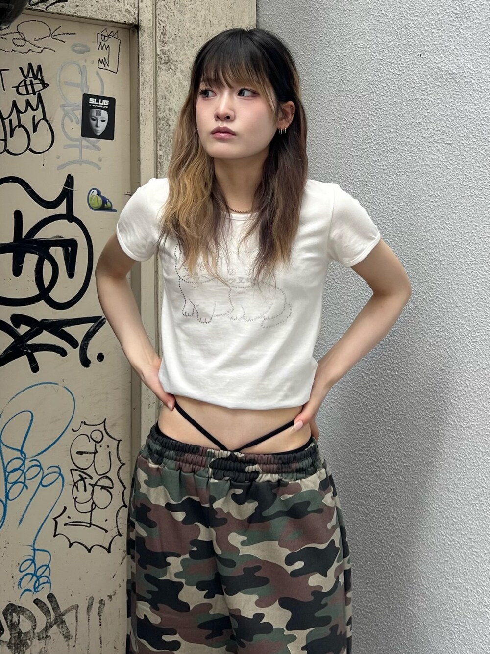 グリーン系のその他パンツ、ホワイト系のTシャツ/カットソーを着用したレディースの夏コーディネートの5枚目の写真