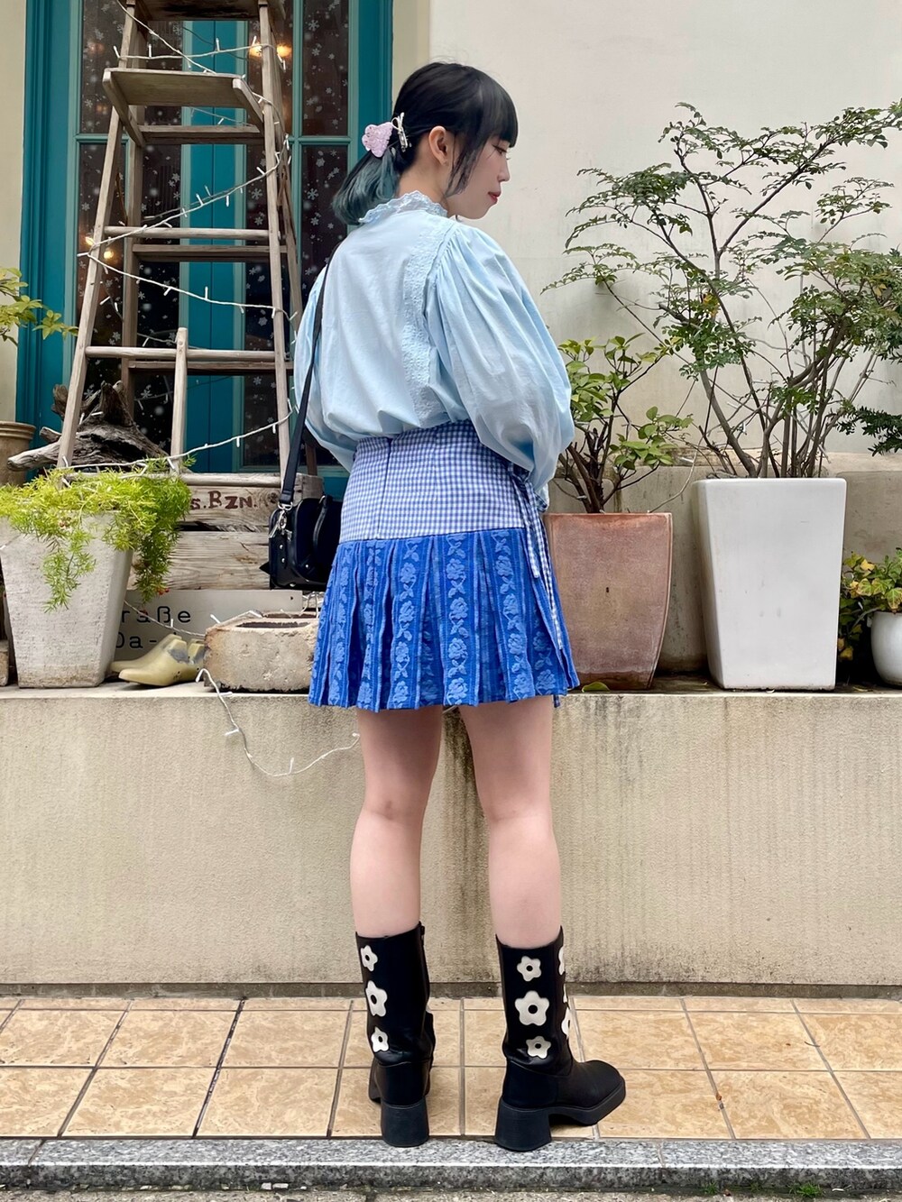 ブルー系のシャツ/ブラウス、ブルー系のスカート、ブラック系のショルダーバッグを着用したレディースの冬コーディネートの4枚目の写真