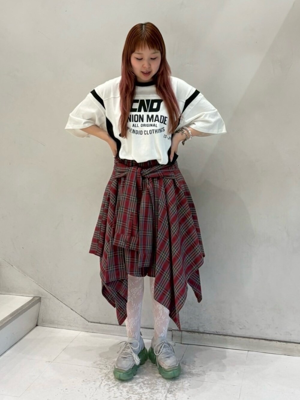 ホワイト系のワンピース、レッド系のスカートを着用したレディースの秋コーディネートの4枚目の写真