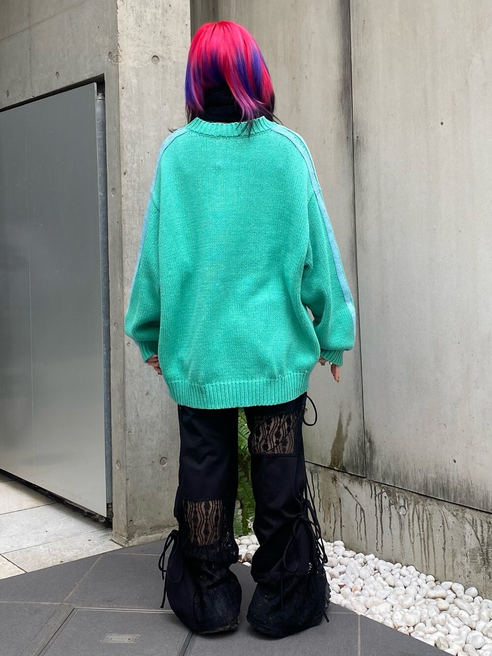 ブラック系のその他パンツ、グリーン系のニット/セーター、ブラック系のマフラーを着用したレディースの冬コーディネートの5枚目の写真