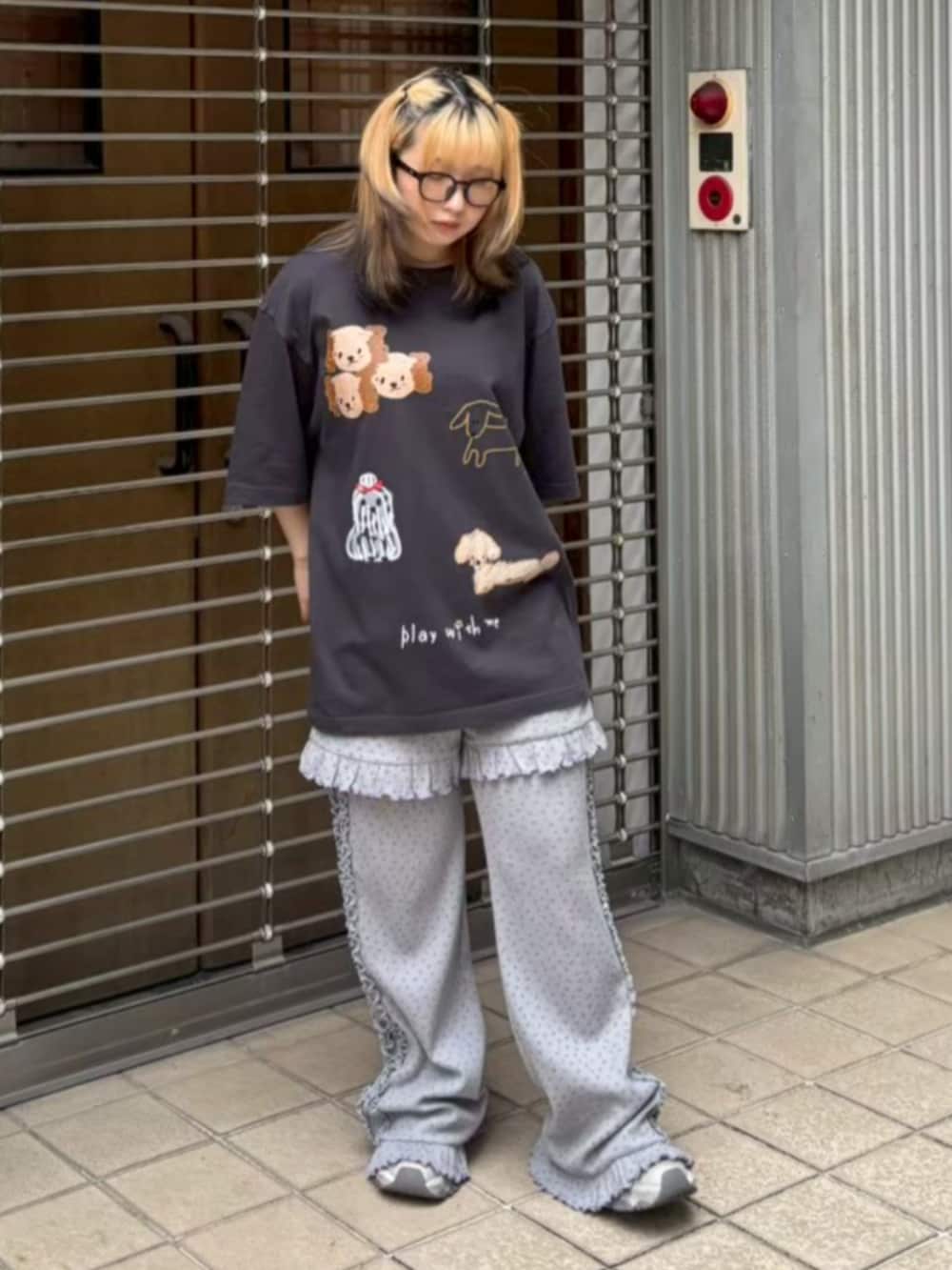 グレー系のその他パンツ、ブラック系のTシャツ/カットソーを着用したレディースの夏コーディネートの2枚目の写真