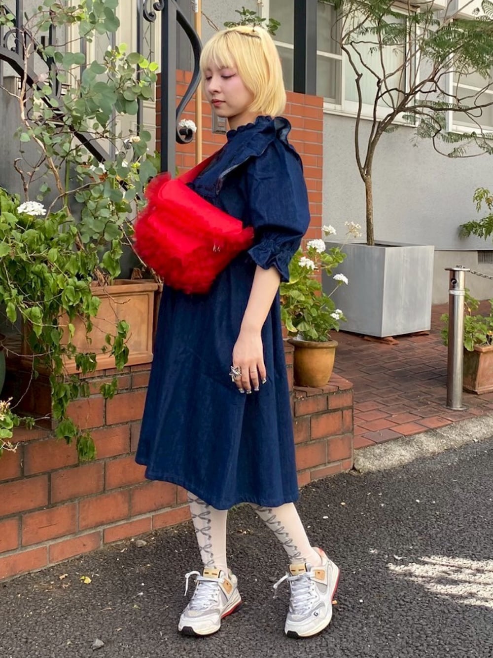 レッド系のボディバッグ/ウエストポーチ、ブルー系のワンピース、グレー系のソックス/靴下を着用したレディースの夏コーディネートの6枚目の写真