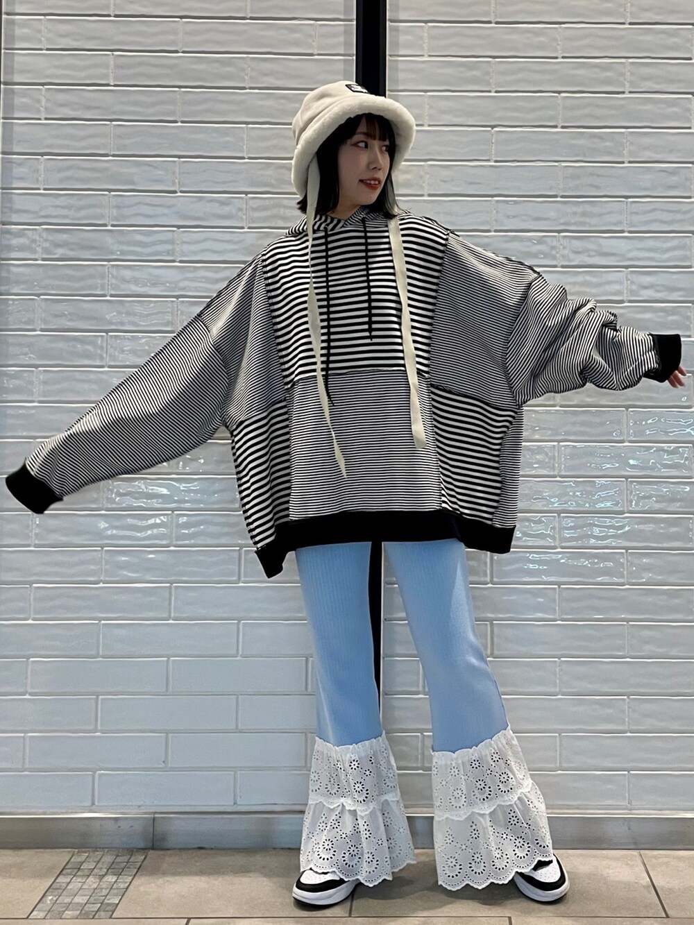 ブルー系のその他パンツ、ブラック系のパーカーを着用したレディースの春コーディネートの3枚目の写真