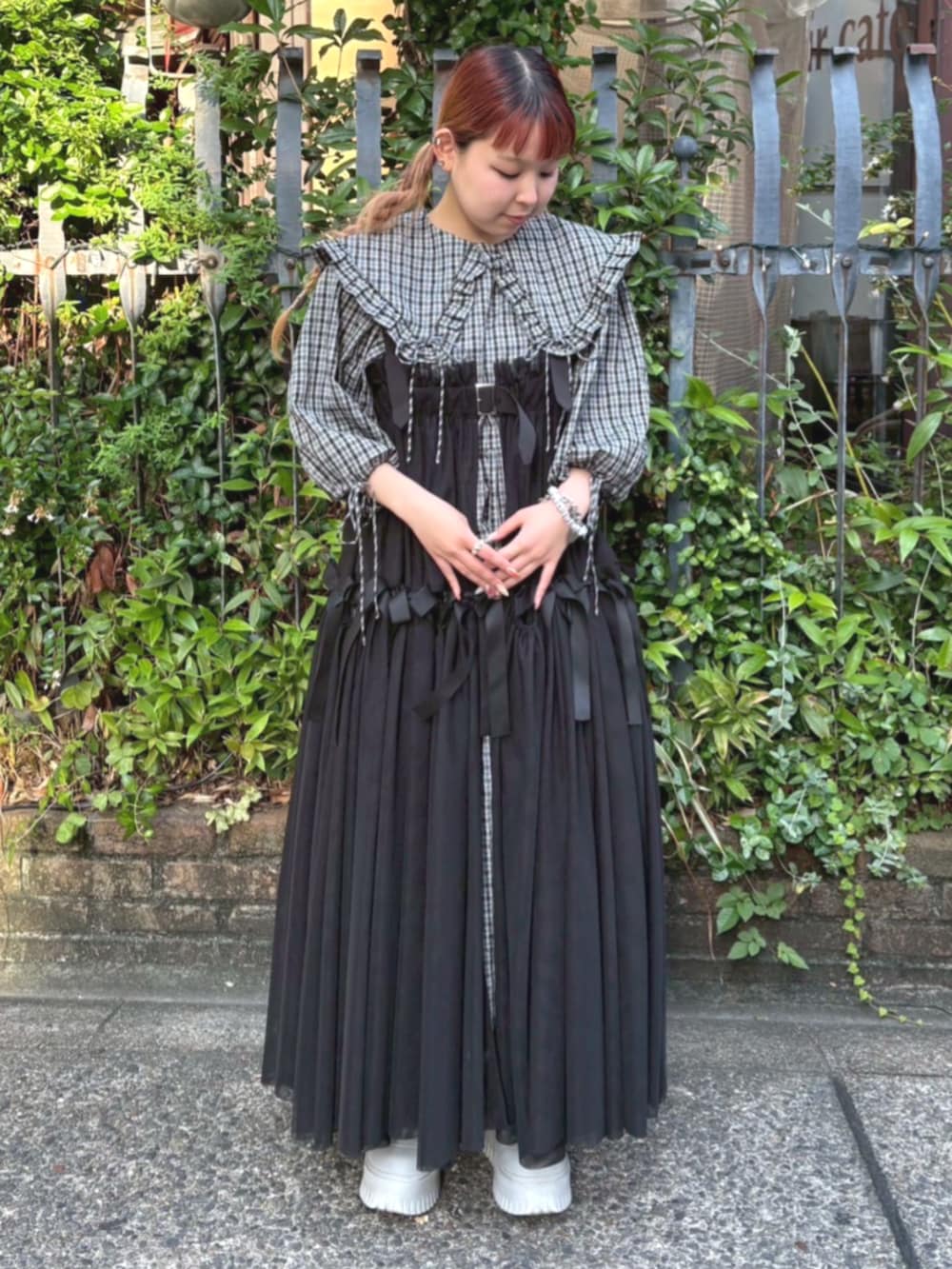 ブラック系のスカート、ブラック系のワンピースを着用したレディースの夏コーディネートの3枚目の写真