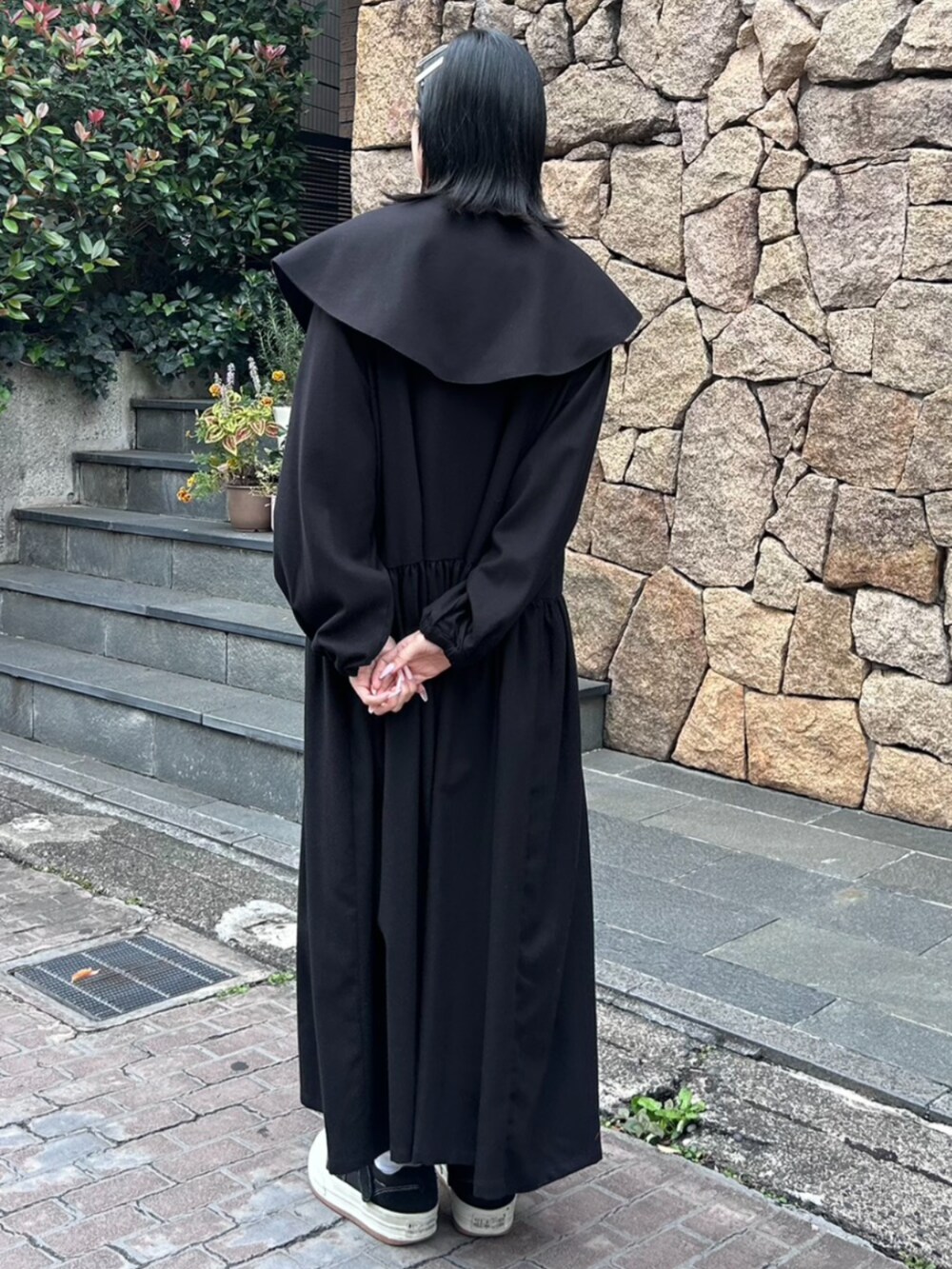 ブラック系のワンピースを着用したレディースの秋コーディネートの4枚目の写真