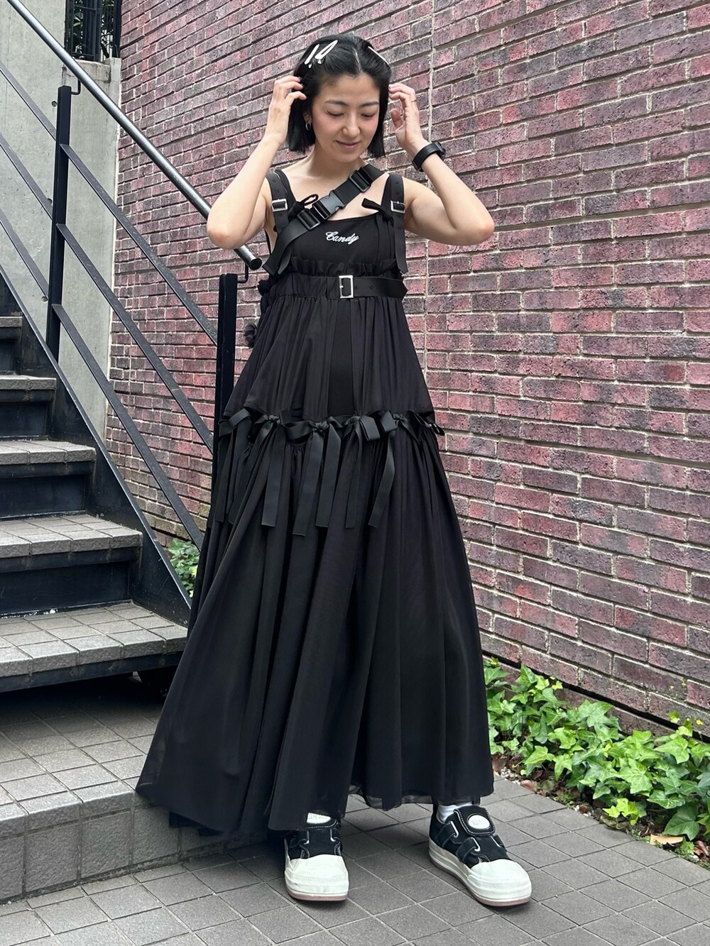 ブラック系のボディバッグ/ウエストポーチ、ブラック系のワンピース、ブラック系のスカートを着用したレディースの夏コーディネートの3枚目の写真