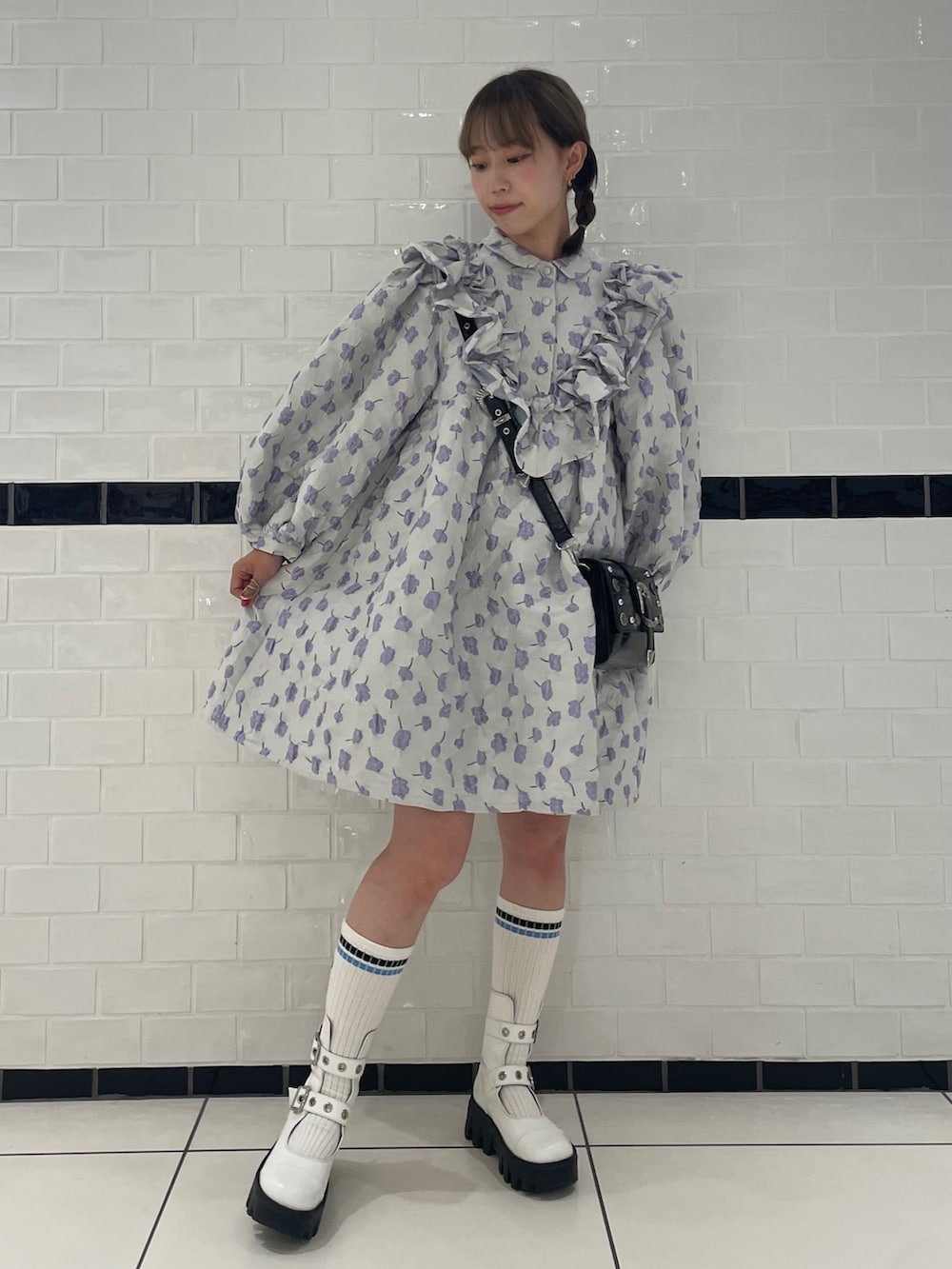 ホワイト系のワンピース、ブラック系のショルダーバッグ、ホワイト系のブーツを着用したレディースの秋コーディネートの2枚目の写真