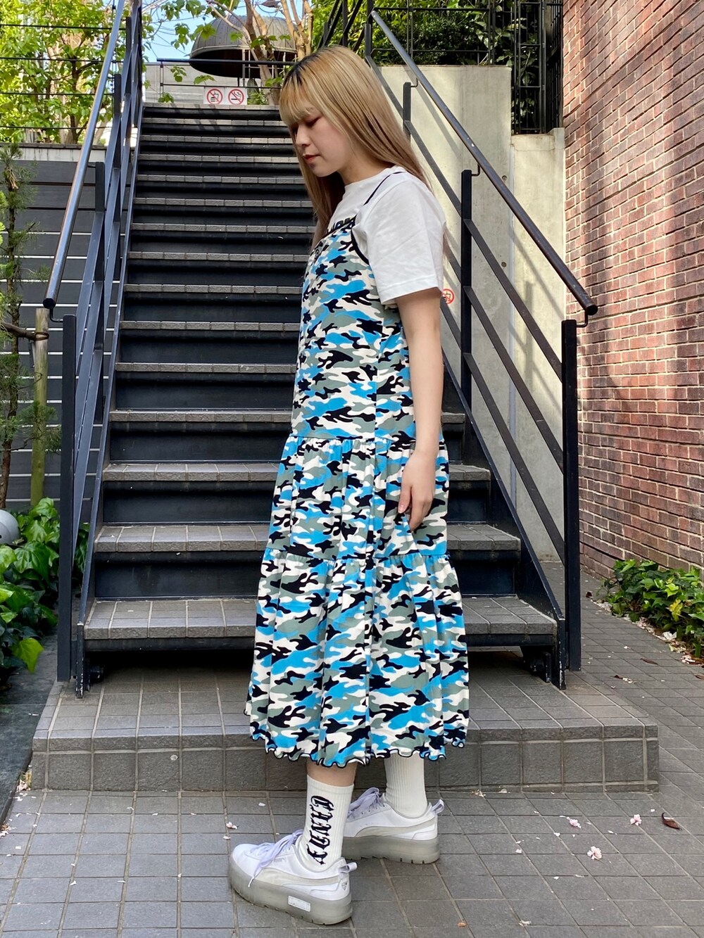 ホワイト系のTシャツ/カットソー、ブルー系のワンピースを着用したレディースの春コーディネートの2枚目の写真