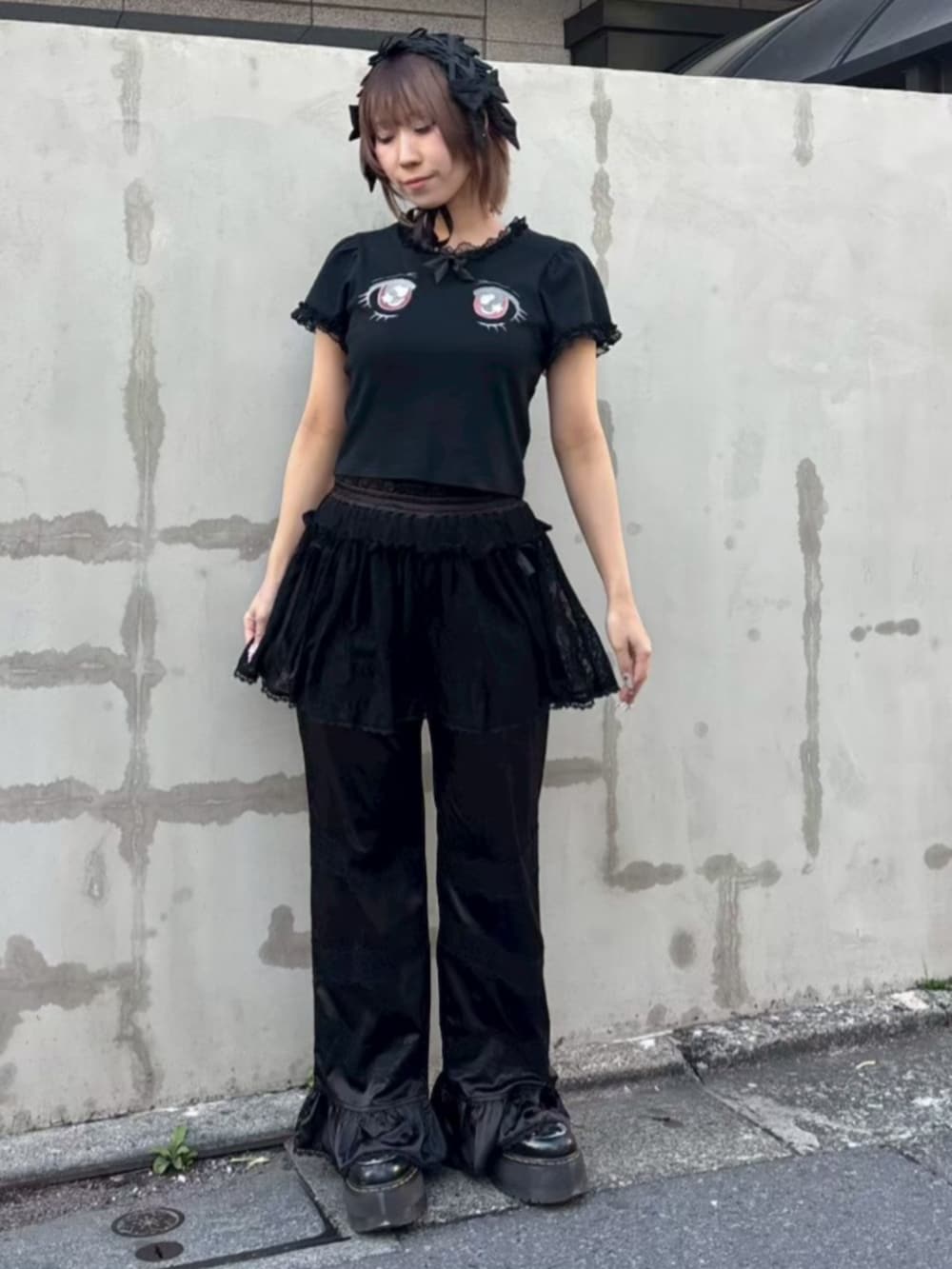 ブラック系のその他パンツ、ブラック系のTシャツ/カットソー、ブラック系のニットキャップ/ビーニーを着用したレディースの夏コーディネートの3枚目の写真
