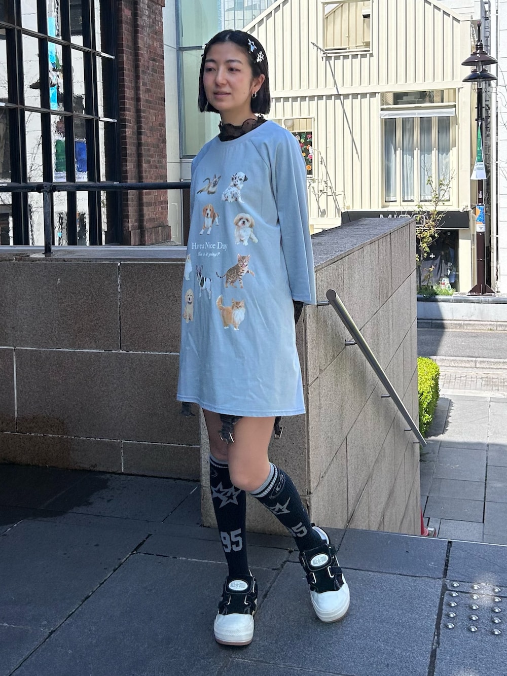 ブルー系のTシャツ/カットソー、ブラック系のその他トップス、ブラック系のソックス/靴下を着用したレディースの春コーディネートの3枚目の写真