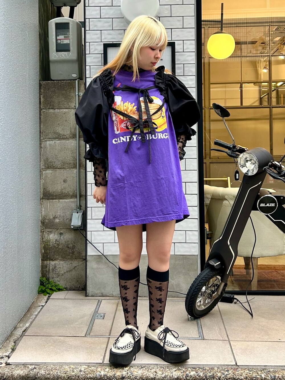パープル系のTシャツ/カットソー、ブラック系のその他トップス、ブラック系のカーディガン/ボレロを着用したレディースの春コーディネートの2枚目の写真