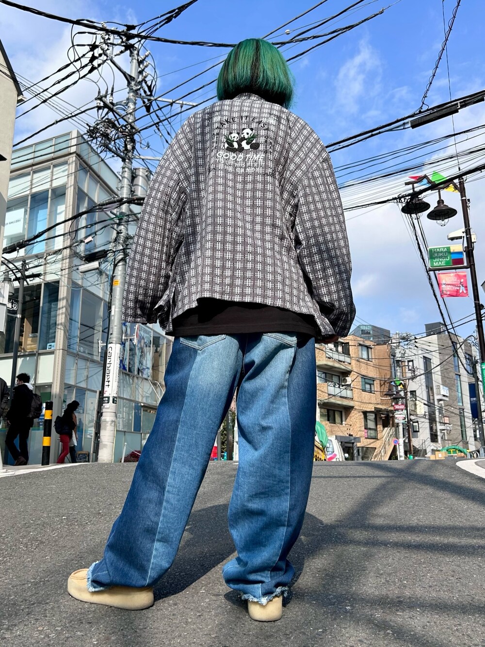 ブラック系のノーカラージャケット、ブラック系のTシャツ/カットソー、ブルー系のデニムパンツを着用したレディースの春コーディネートの3枚目の写真
