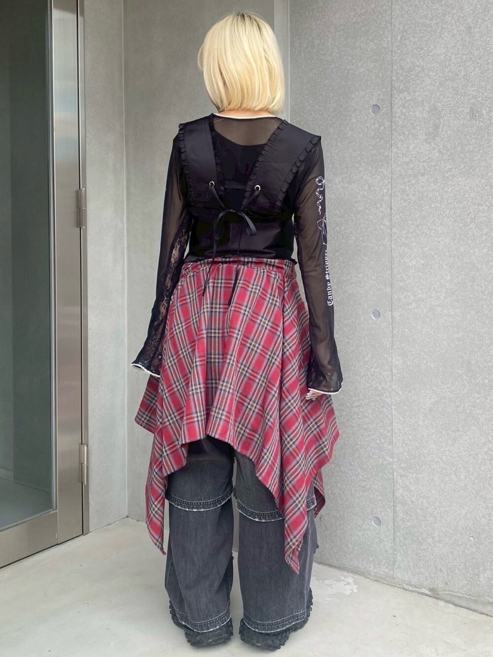 ブラック系のTシャツ/カットソー、ブラック系のその他トップス、レッド系のスカートを着用したレディースの夏コーディネートの4枚目の写真