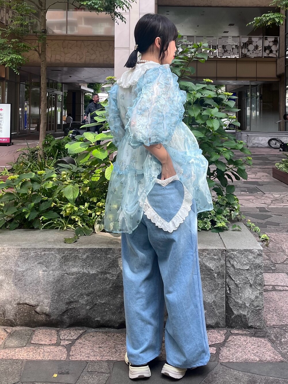 ブルー系のその他トップス、ホワイト系のシャツ/ブラウス、ブルー系のデニムパンツを着用したレディースの夏コーディネートの2枚目の写真