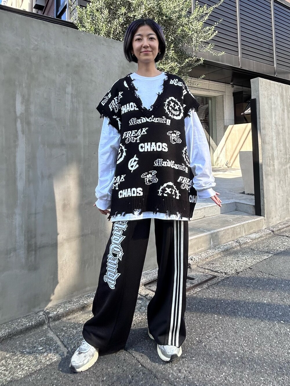 ブラック系のベスト、ホワイト系のTシャツ/カットソー、ブラック系のその他パンツを着用したレディースの秋コーディネートの2枚目の写真