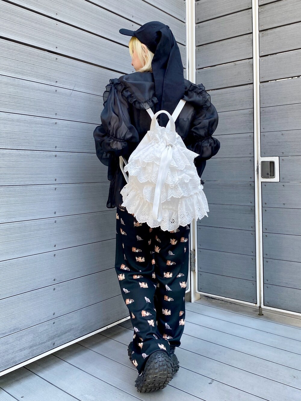 グレー系のその他トップス、ブラック系のシャツ/ブラウス、ブラック系のその他パンツを着用したレディースの春コーディネートの4枚目の写真