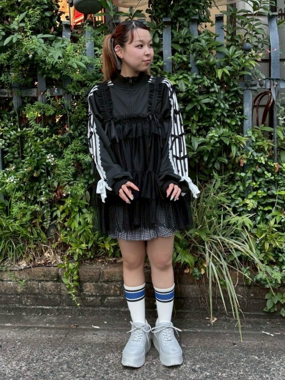 ブラック系のブルゾン、ブラック系のその他トップス、ブラック系のその他パンツを着用したレディースの夏コーディネートの2枚目の写真