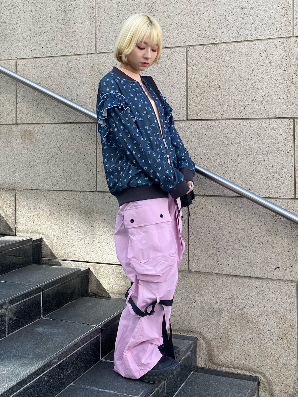 ブラック系のブルゾン、ピンク系のTシャツ/カットソー、ピンク系のカーゴパンツを着用したレディースの春コーディネートの3枚目の写真