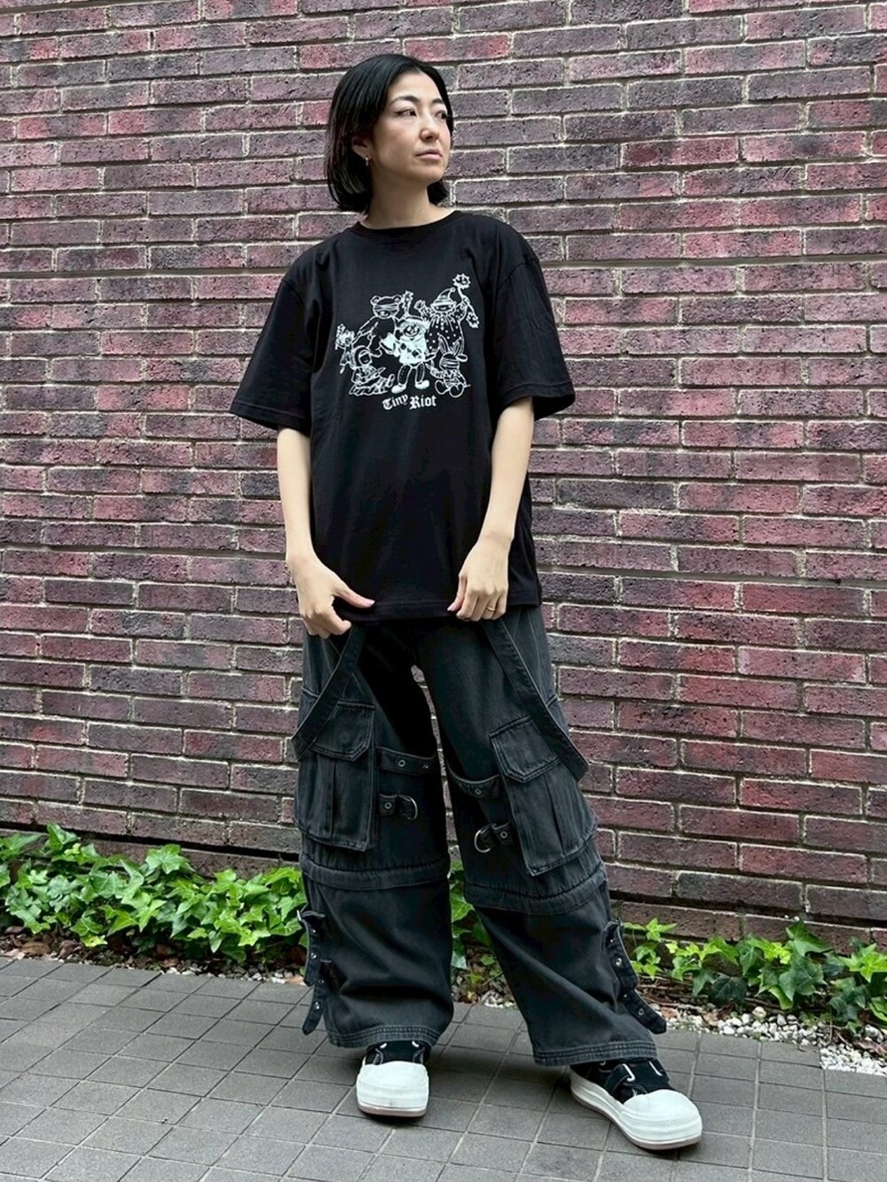 ブラック系のデニムパンツ、ブラック系のTシャツ/カットソーを着用したレディースの春コーディネートの6枚目の写真