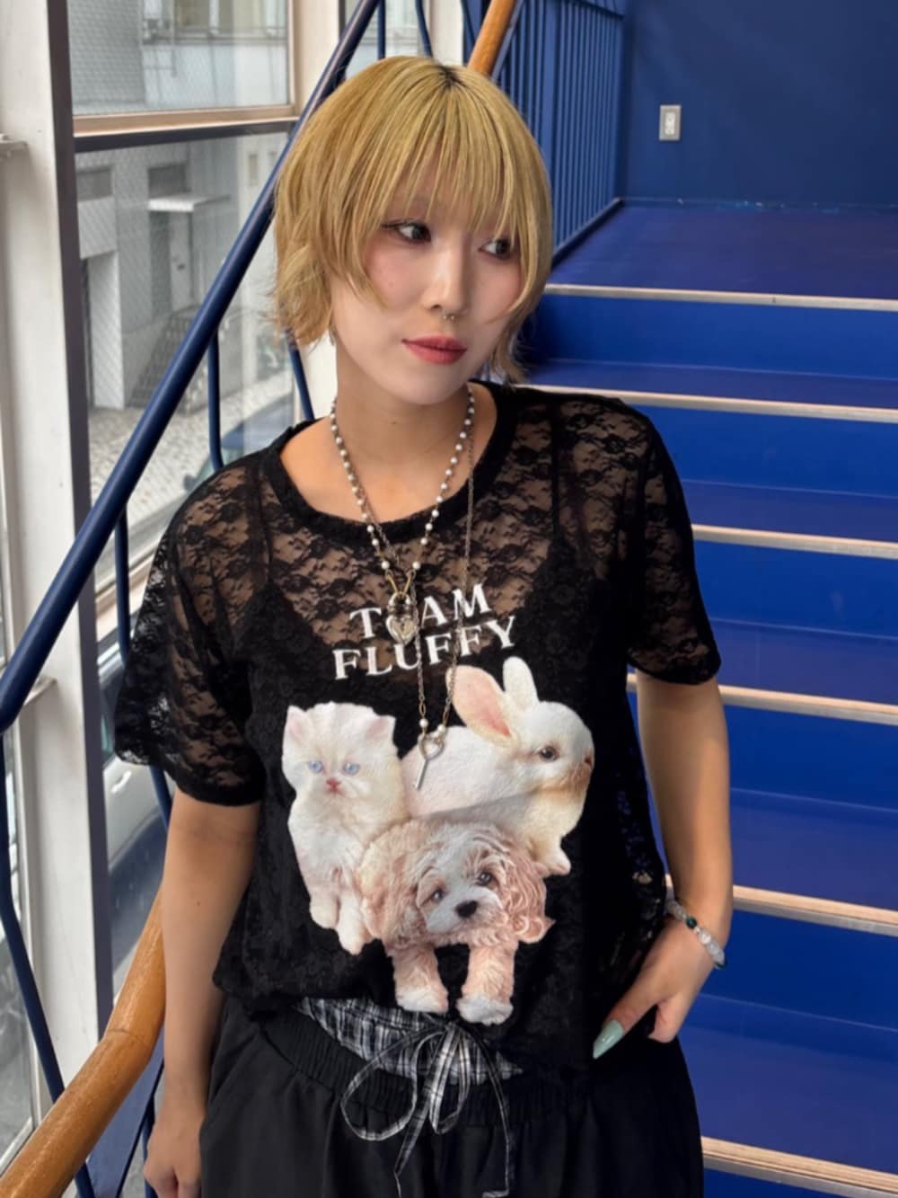 ブラック系のTシャツ/カットソー、ブラック系のスウェットパンツを着用したレディースの夏コーディネートの4枚目の写真
