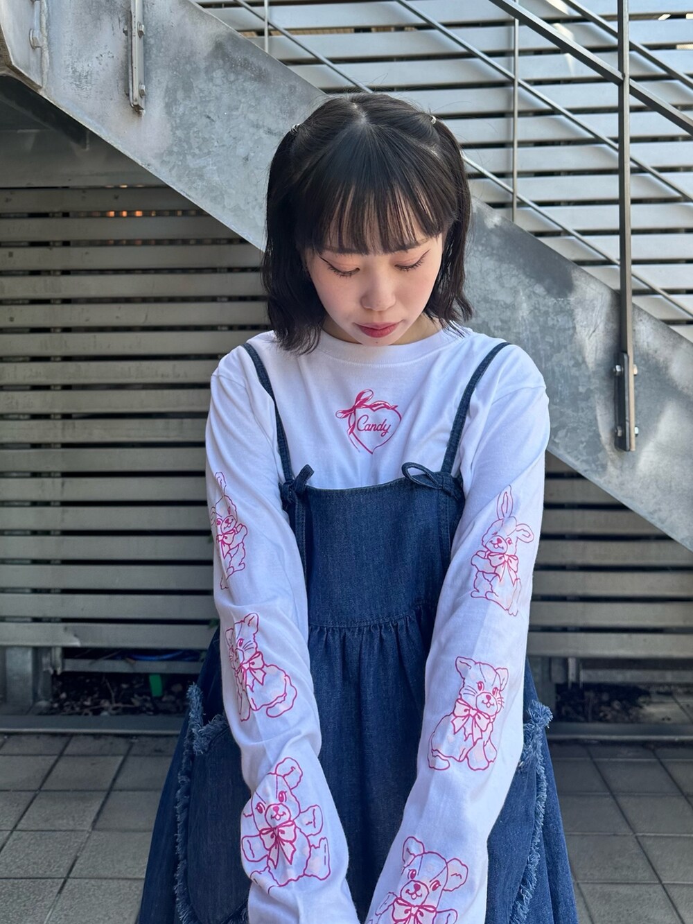 ホワイト系のTシャツ/カットソー、ブルー系のワンピース、ベージュ系のその他パンツを着用したレディースの冬コーディネートの4枚目の写真