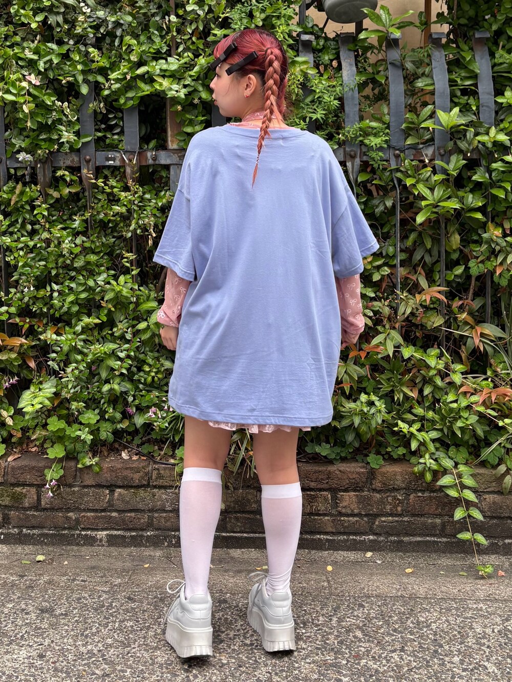 グリーン系のワンピース、ブルー系のTシャツ/カットソー、ピンク系のその他トップスを着用したレディースの春コーディネートの4枚目の写真