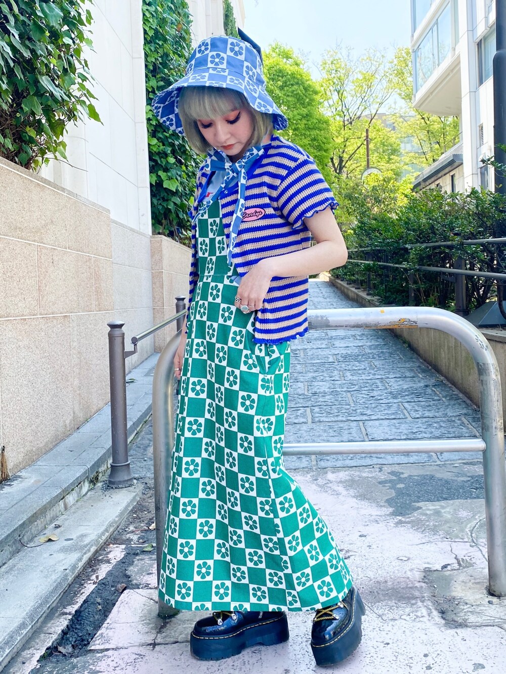 グリーン系のワンピース、ブルー系のカーディガン/ボレロ、ブラック系のシューズを着用したレディースの春コーディネートの2枚目の写真