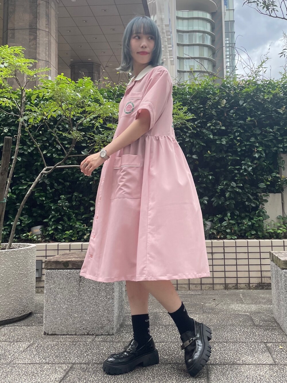 ブラック系のローファー、ピンク系のシャツワンピースを着用したレディースの夏コーディネートの2枚目の写真