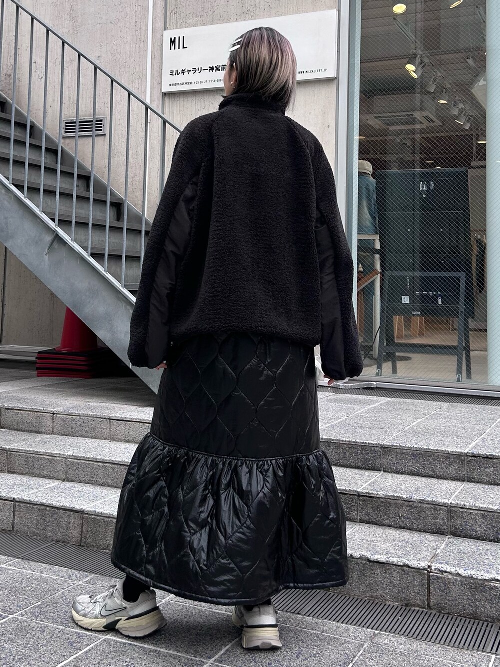 ブラック系のその他トップス、グレー系のTシャツ/カットソー、ブラック系のワンピースを着用したレディースの秋コーディネートの5枚目の写真