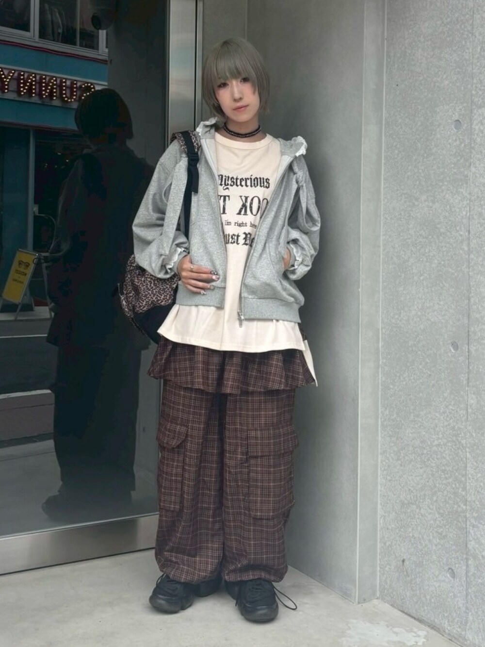 ベージュ系のTシャツ/カットソー、グレー系のパーカー、ブラウン系のその他パンツを着用したレディースの秋コーディネートの2枚目の写真