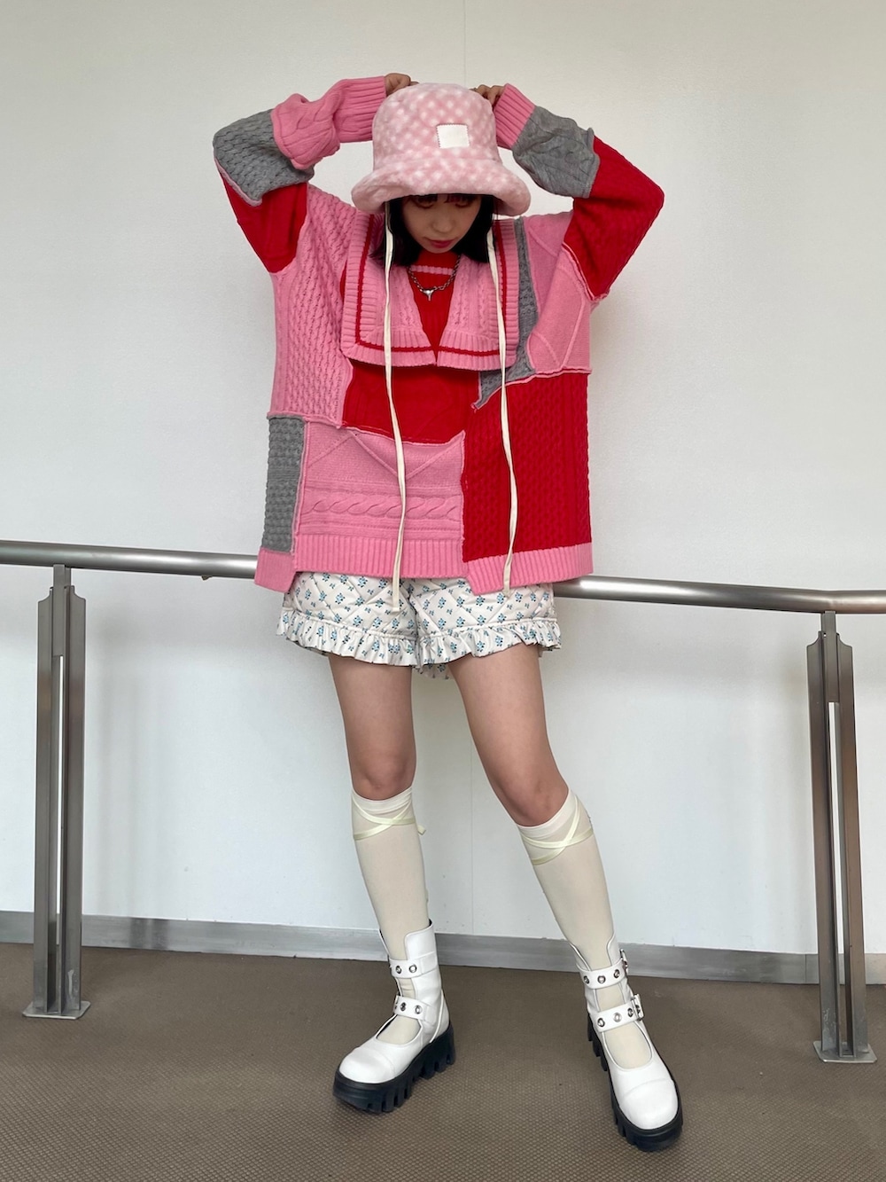 ピンク系のニット/セーター、ホワイト系のその他パンツ、ホワイト系のブーツを着用したレディースの秋コーディネートの3枚目の写真